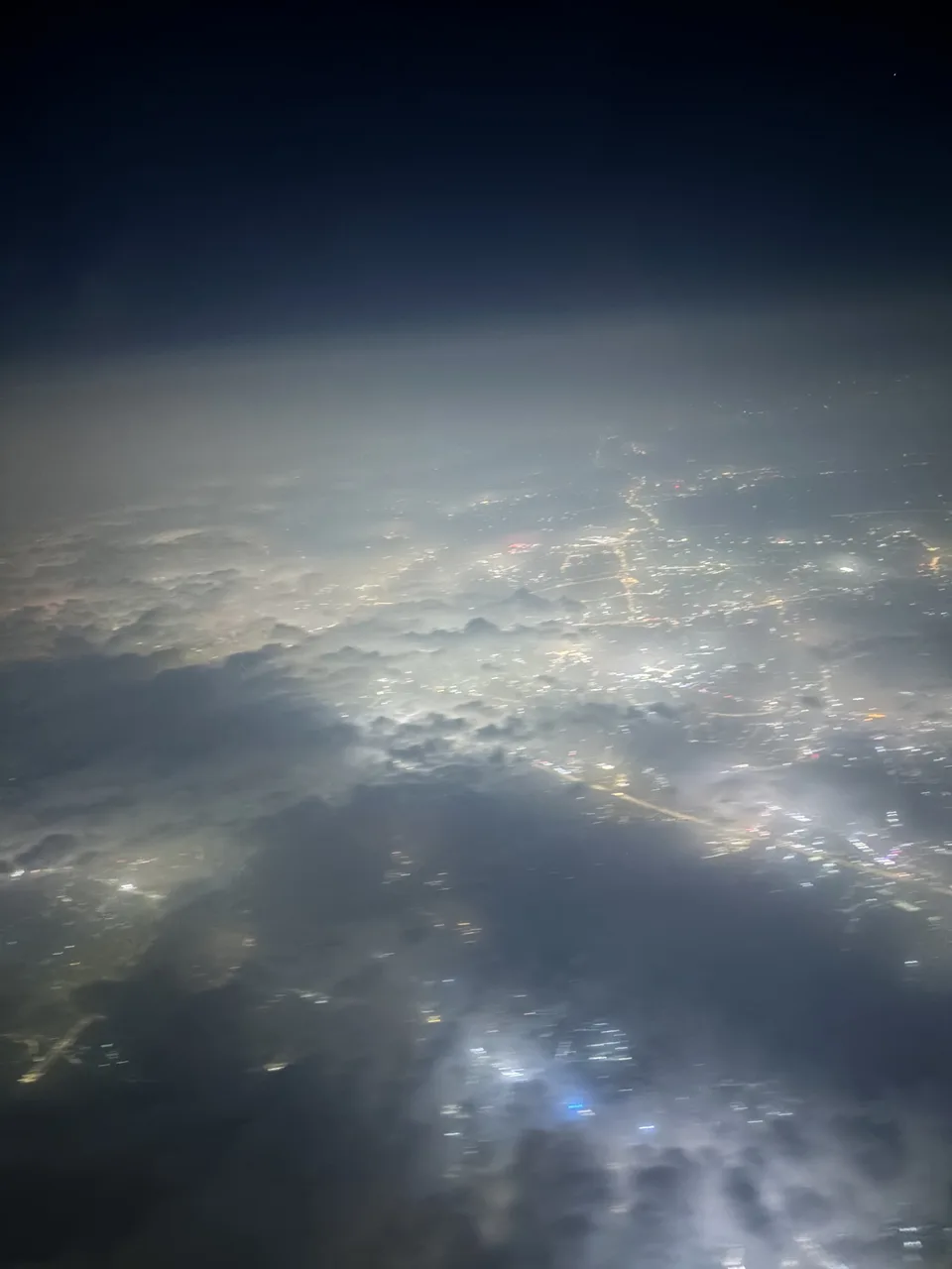 夜航中透过云层看到的城市灯光