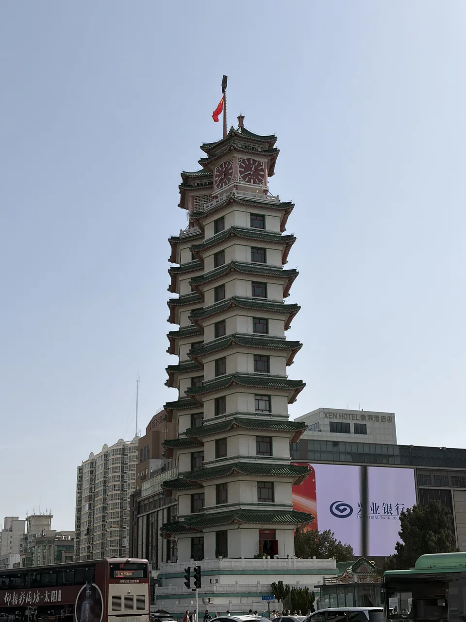 蓝天下的传统塔楼建筑