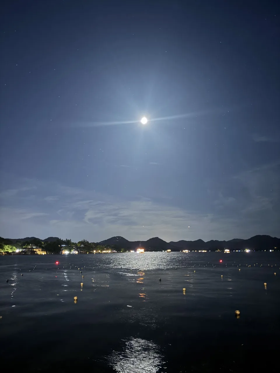 月夜下的湖面与远山
