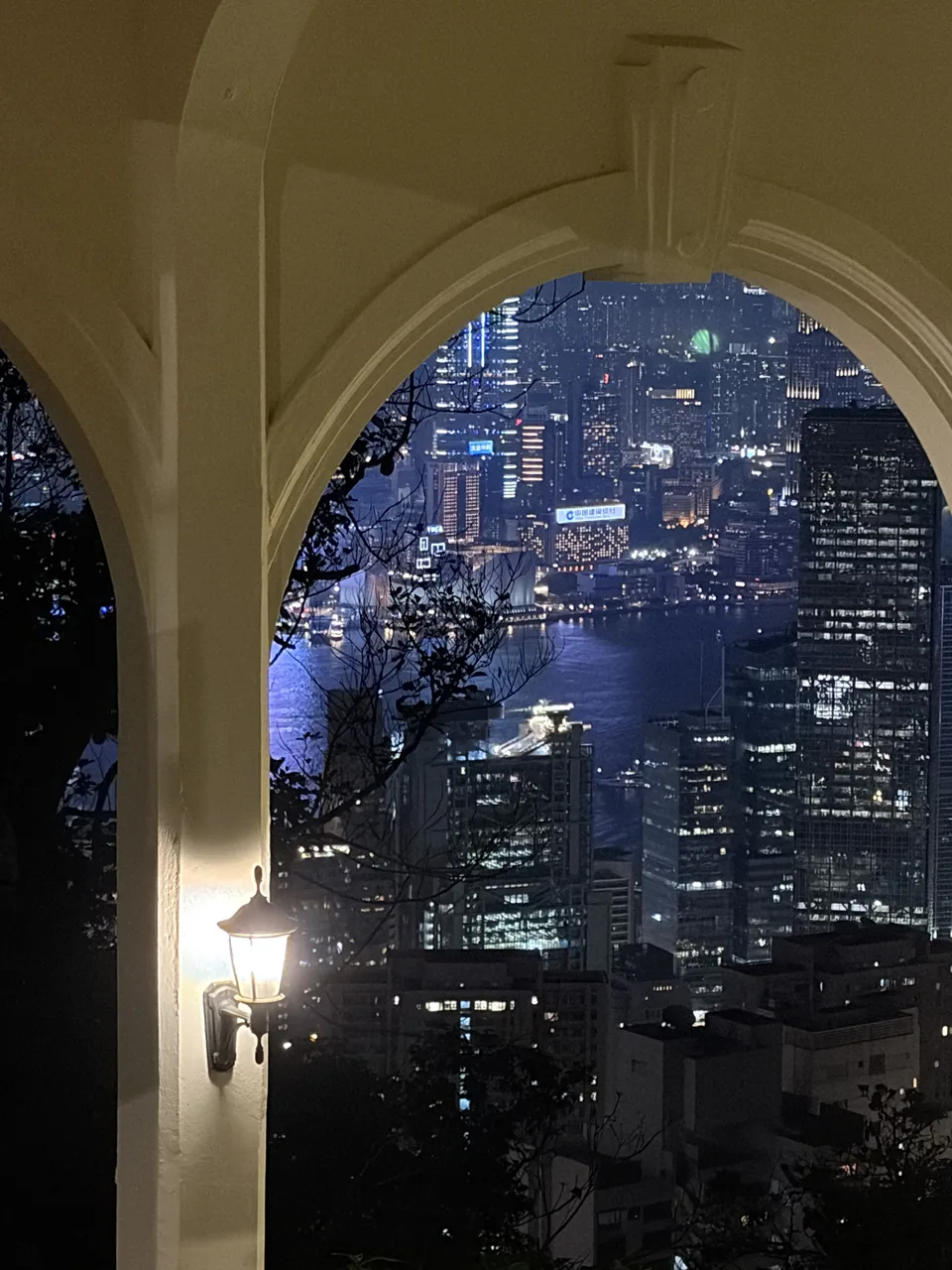 从拱门中望见的城市夜景