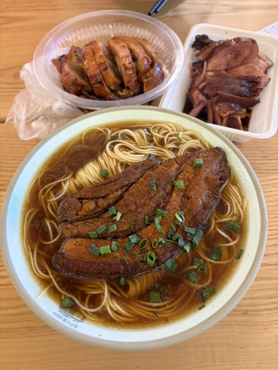 一碗配有卤味的汤面