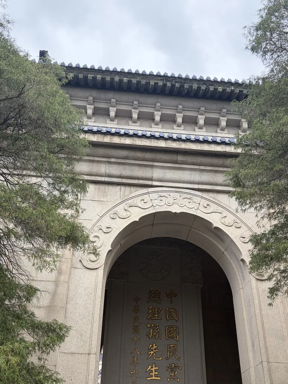 树木环绕的纪念建筑入口